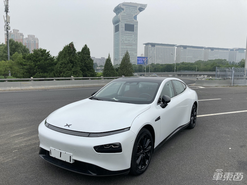 小鹏P7顶配版上路实测 驾驶表现优异 回头率超高