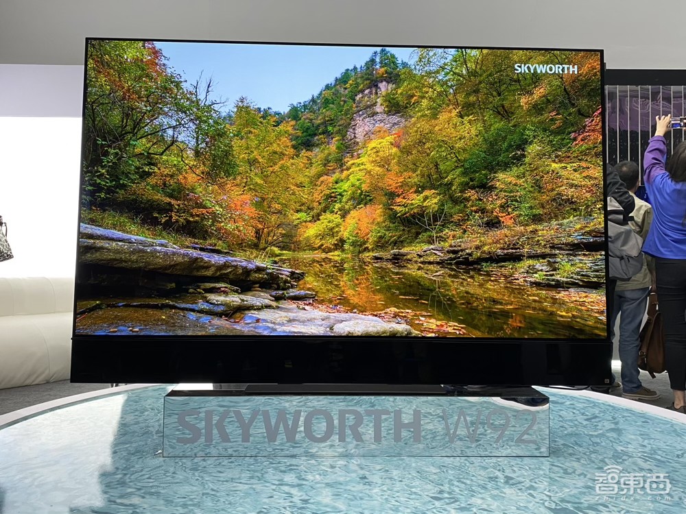 創(chuàng)維推兩大殺手锏：4K電視可彎可直，8K電視用玻璃屏幕發(fā)聲