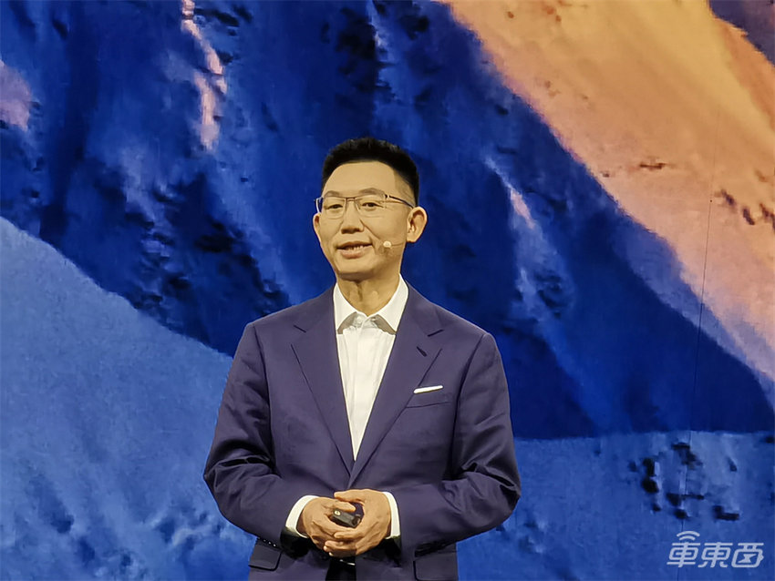 价格完全一样！问界新M5和理想L6贴身肉搏，余承东放话智驾比特斯拉更好