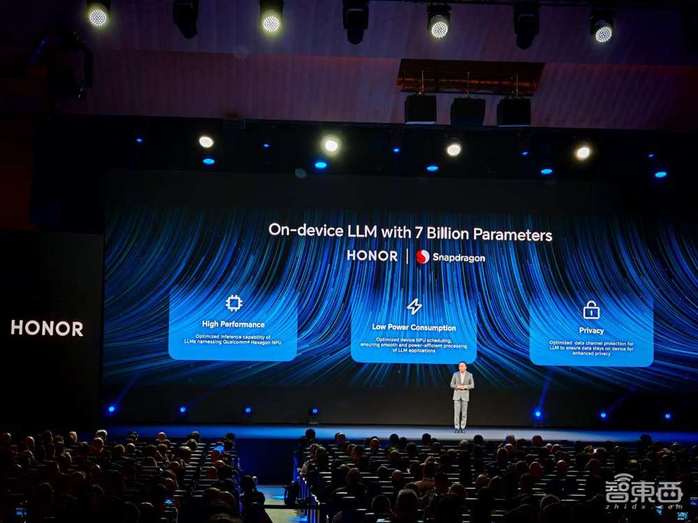 荣耀AI全家桶炸场MWC！CEO赵明宣战苹果，解密平台级AI杀手锏