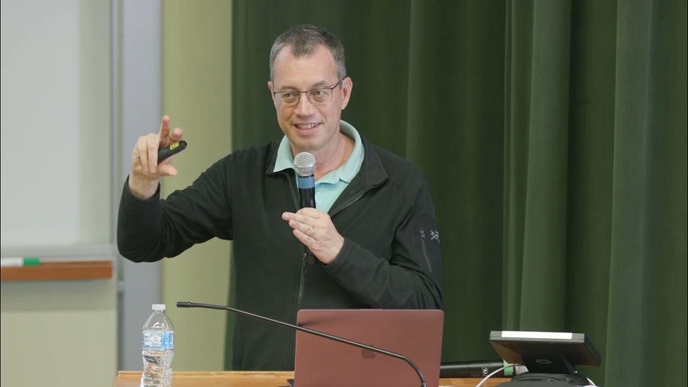 躺在风口上的硅谷教授!身家180亿不离讲台,捧出7家AI创企