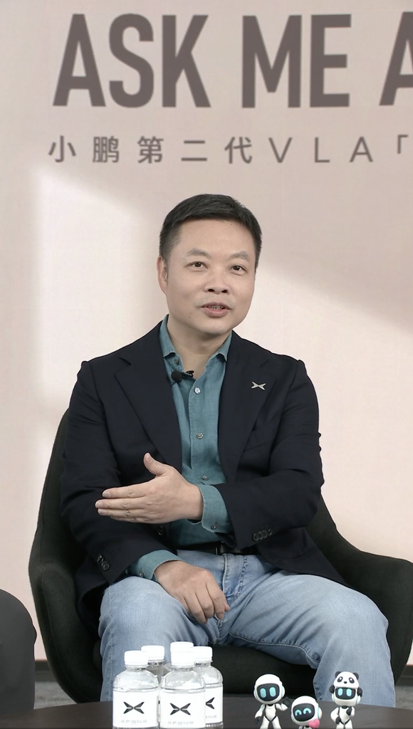 何小鹏:每个月花3亿豪赌第二代VLA,年底能力再提升10倍