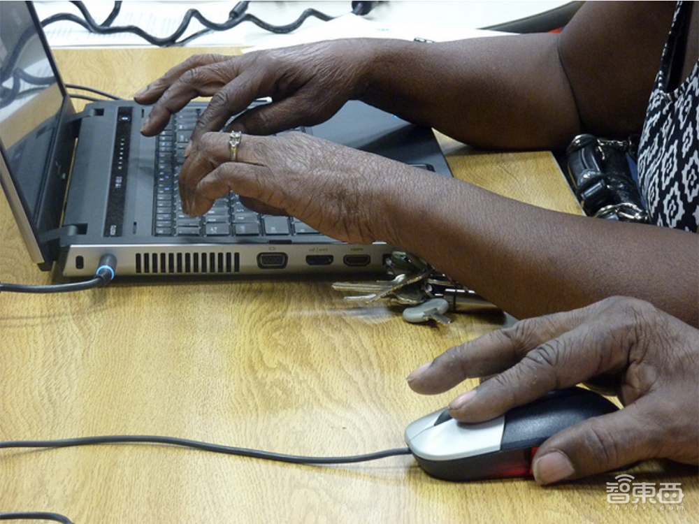 跟福尔摩斯抢活干！AI“读图会意”技能首超人类，刷新VQA挑战记录