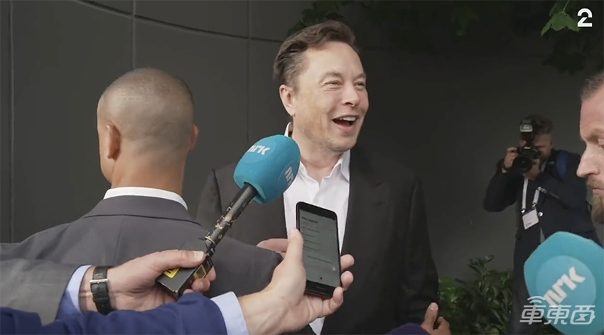 马斯克公布2022两大目标：年前在美推送FSD测试版，SpaceX飞船入轨