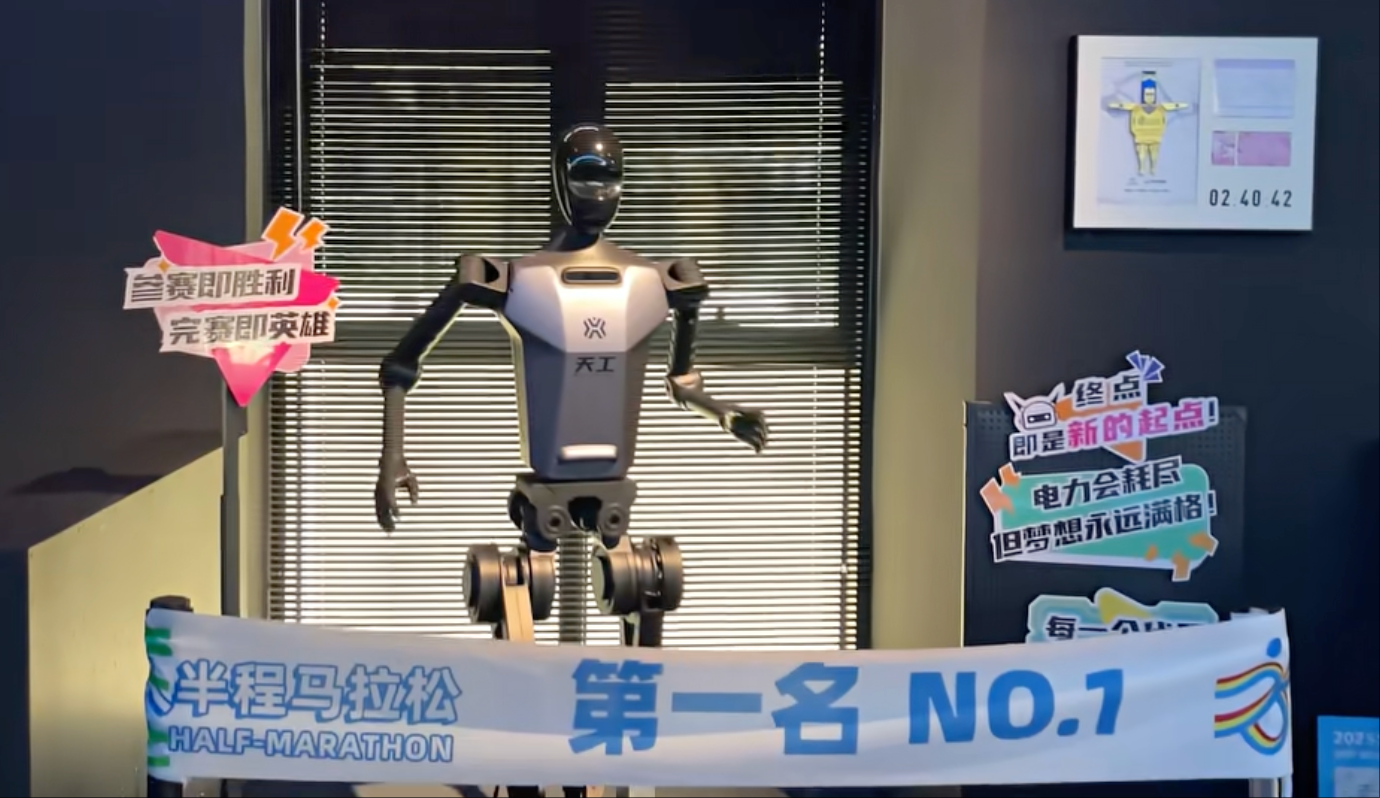 探访全球首家具身智能机器人4S店！超50款机型看花眼，还有机器人协作餐厅