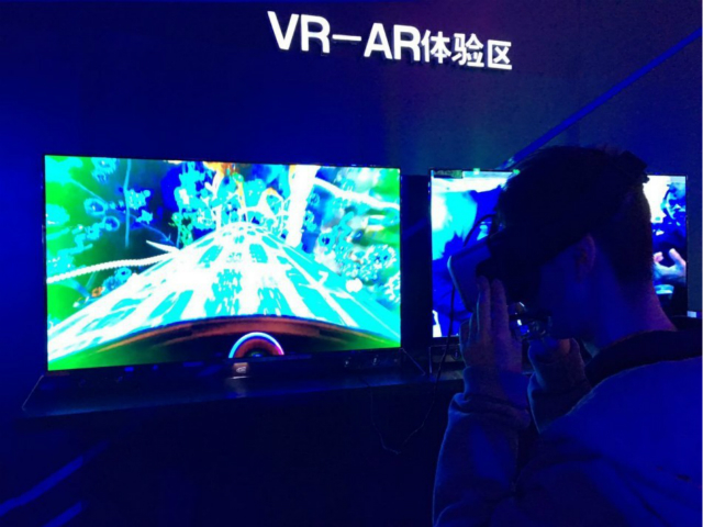 智东西晚报:年内VR行业标准或将出台 夏普发布万元机器人智能机