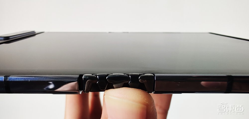 柔宇二代折叠屏手机全球首测:“无折痕”秒杀三星!弯折寿命超百万次