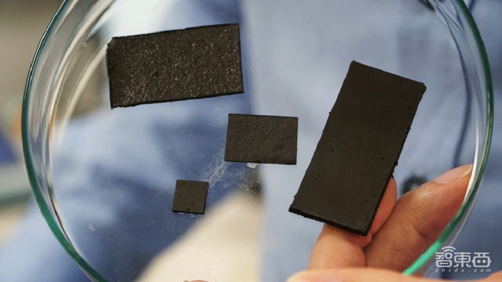 “智能泡沫”成机器人皮肤新材料！能感知你的手，坏了还能自我修复