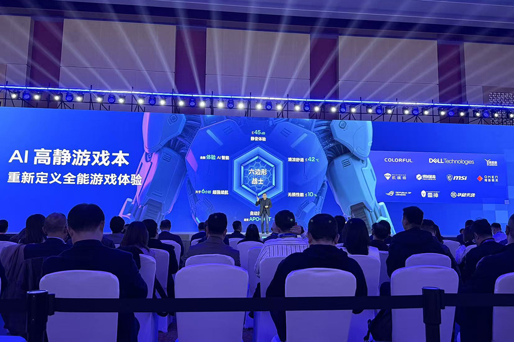 陳立武講中文！英特爾中國(guó)區(qū)董事長(zhǎng)亮相，曬AI“全家?！? width=