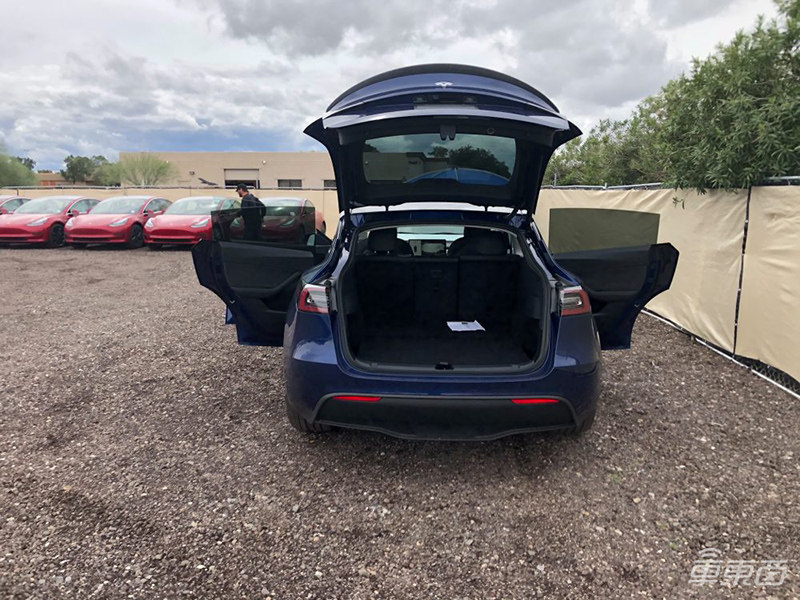 特斯拉Model Y低调交付！一文看完与Model 3十大不同【附视频】