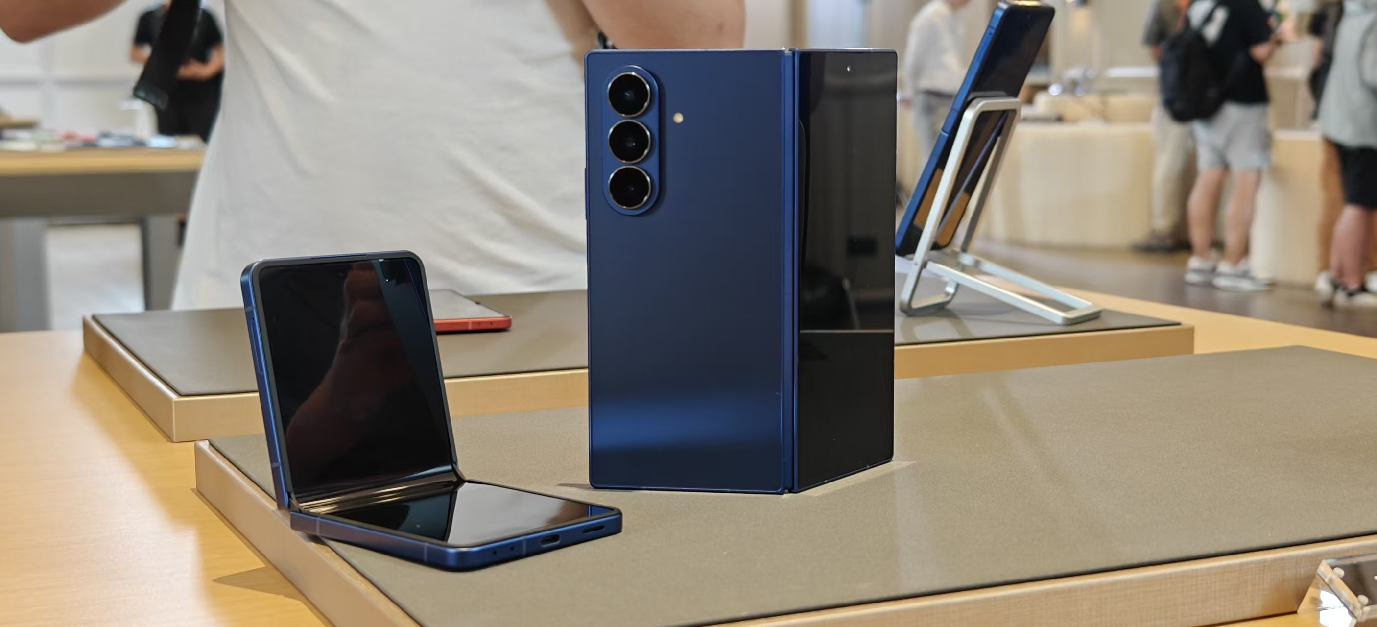 全球首发体验!三星折叠屏Galaxy Z Fold7上手:太轻薄了,AI圈搜万物