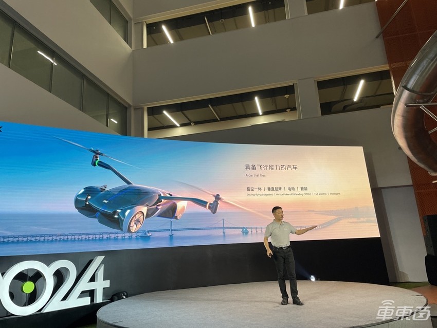 小鹏狂秀科技实力！智驾逐步甩掉高精地图，四轮汽车真上天了