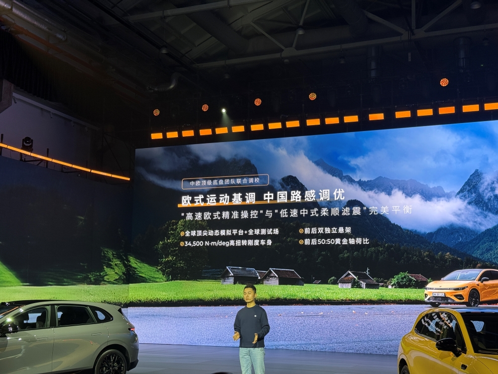 预售10.58万元起！零跑电动小钢炮Lafa5来了，上车端到端大模型