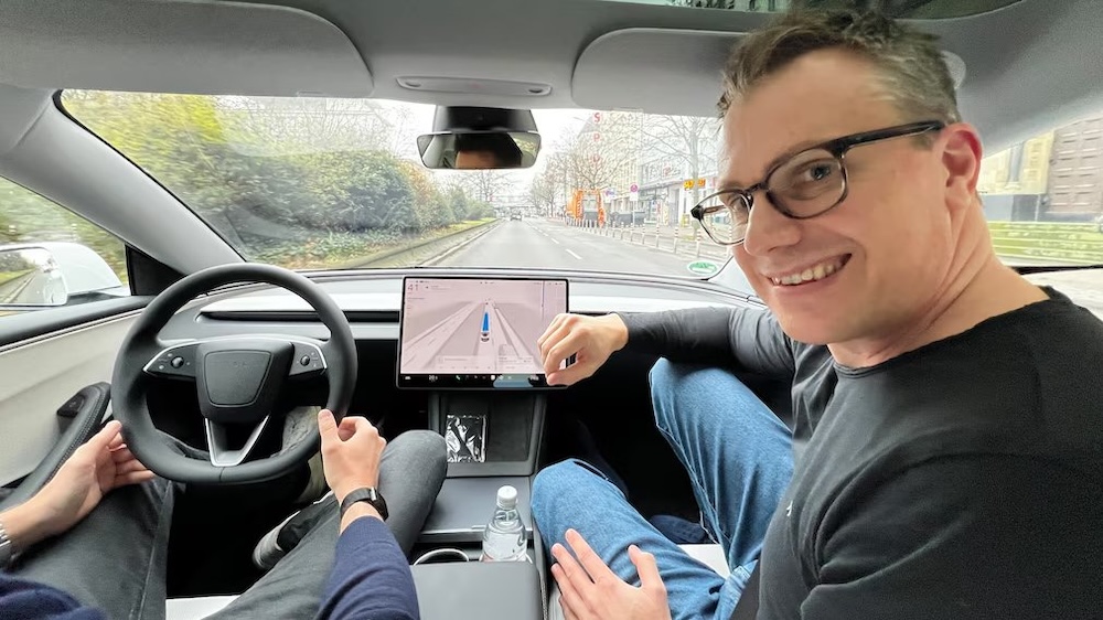 特斯拉支持开车玩手机了！？马斯克：要视周围交通情况而定