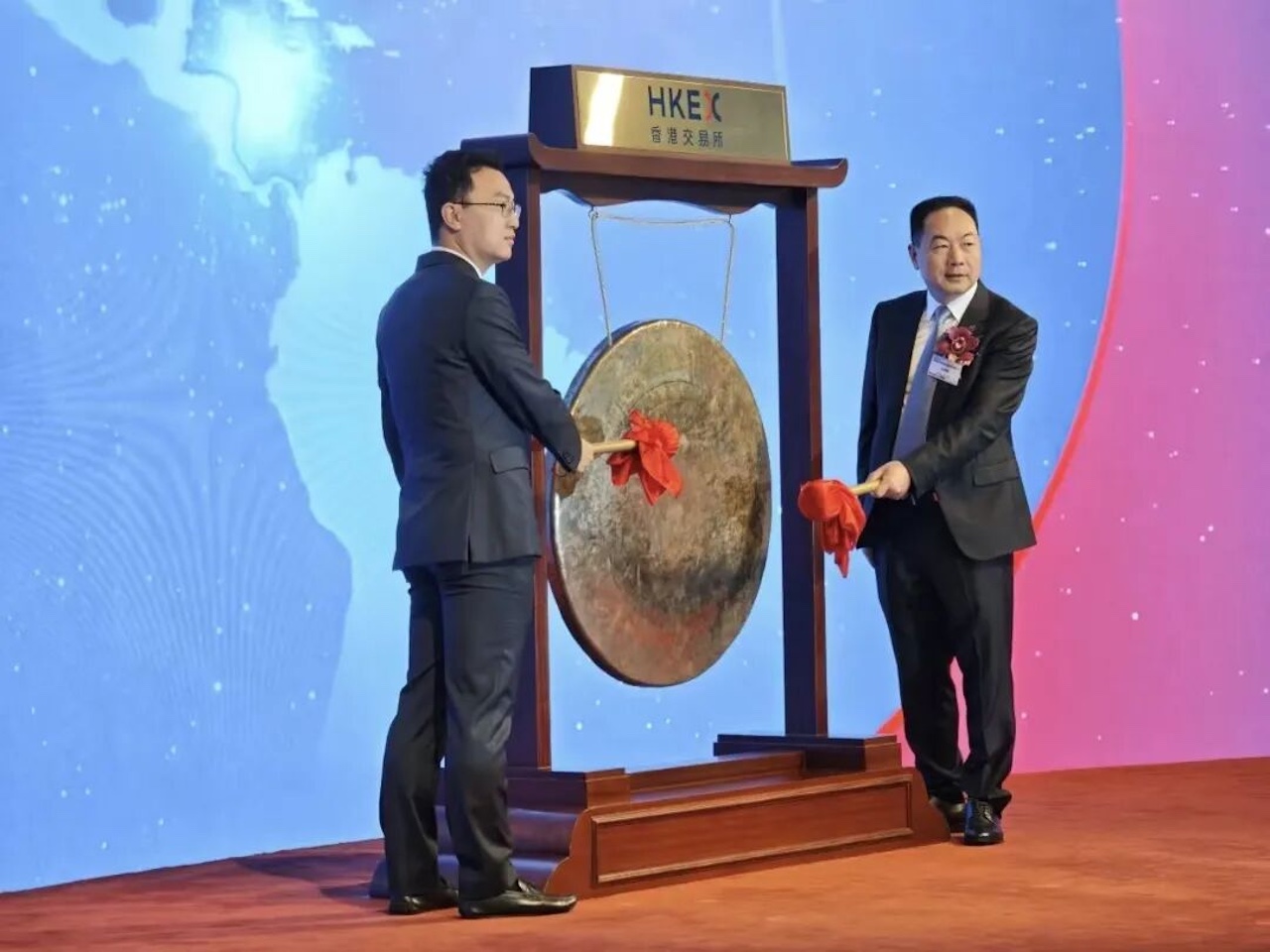 全球锂电装备一哥敲钟！宁德时代持股市值超680亿，特斯拉比亚迪都是客户