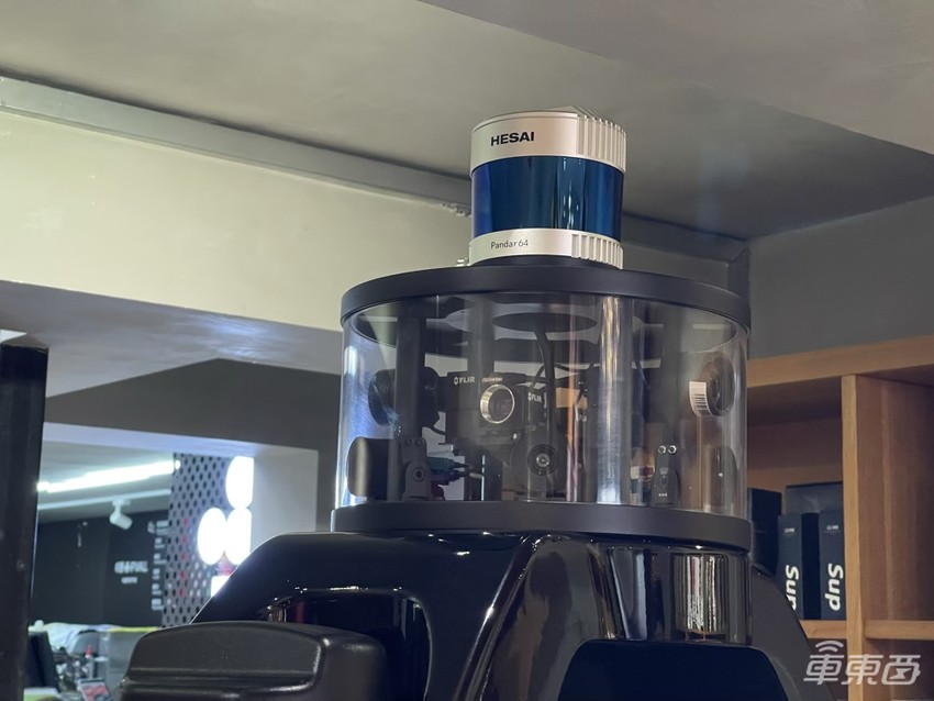 美团无人配送车全新换代 全车超30个传感器,外卖小哥能送的它都能送