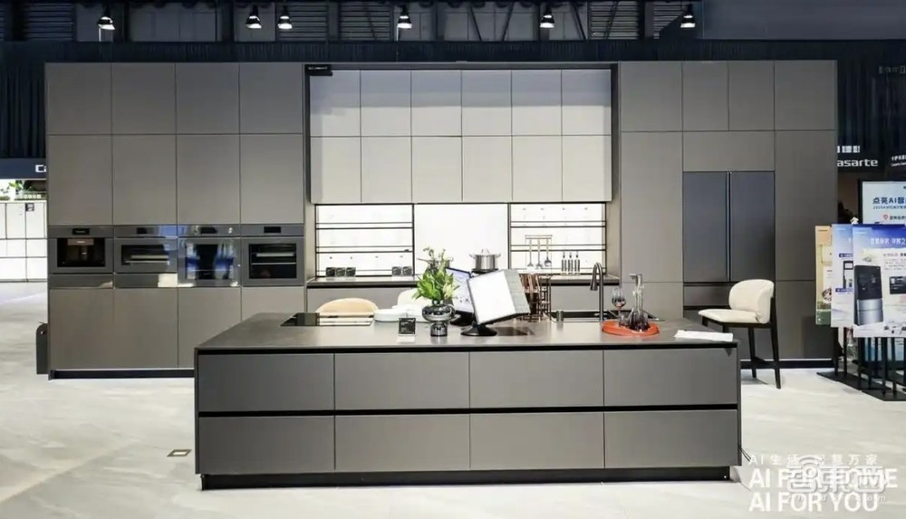 DeepSeek横扫家电圈！暴走三万步，带你看尽AWE最火AI黑科技