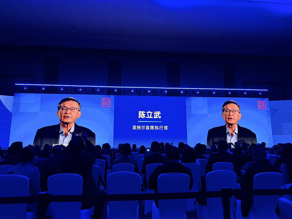 陈立武讲中文!英特尔中国区董事长亮相,晒AI“全家福”