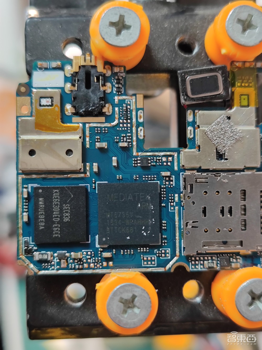 iPhone 13只要548元?暴力拆解山寨机,芯片竟是7年前的货