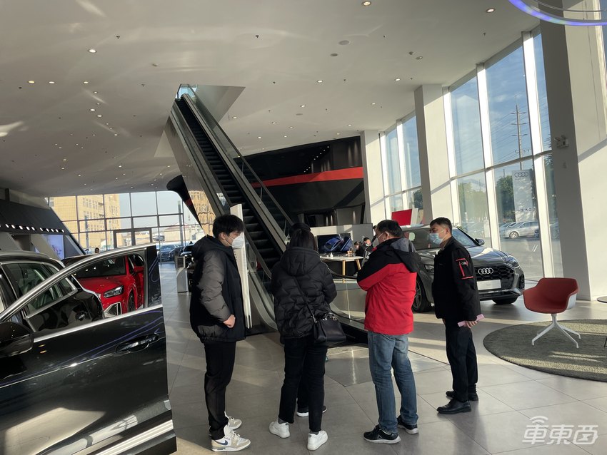 BBA电动车集体大降价！实探4S店：顾客依旧不买账