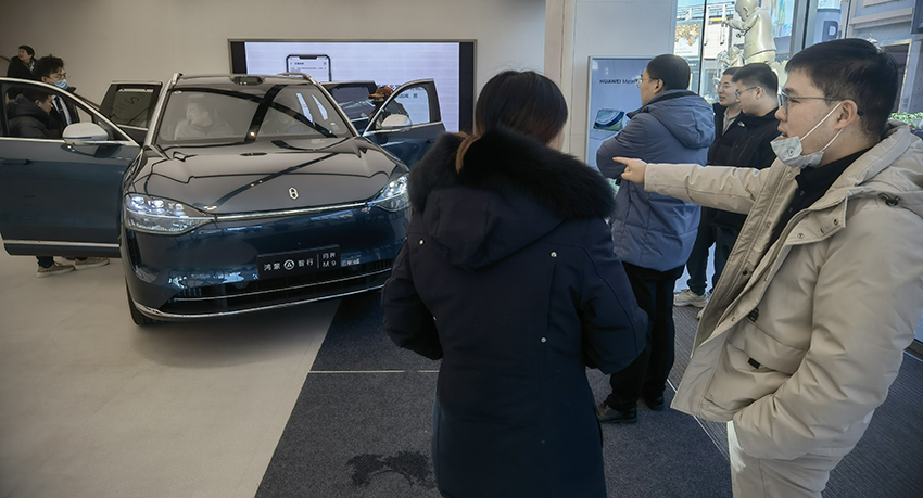 问界M9有多火？BBA车主扎堆体验，有人卖掉百万豪车选择下定