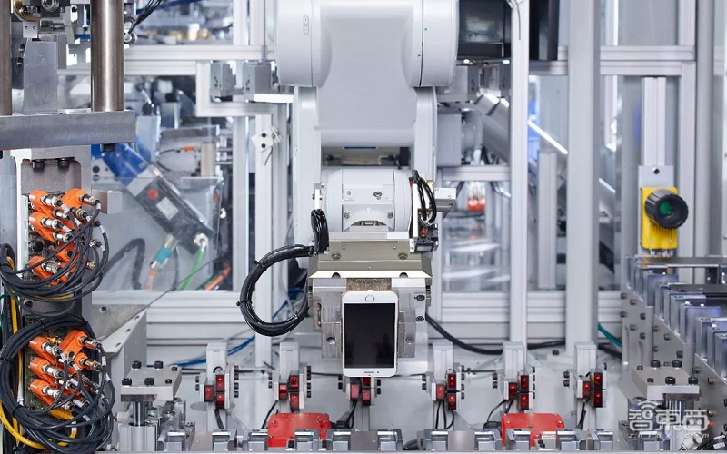 苹果回收实验室首次开放,机器人一小时拆200部iPhone