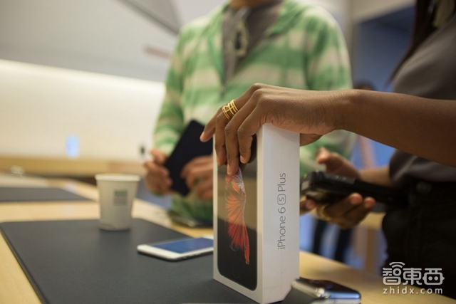 智东西晚报:iPhone上季度或出货4200万台 玫瑰金MacBook开卖