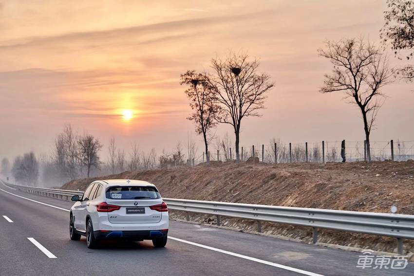 宝马首款纯电SUV、1300公里冬季自驾：这支公路电影专治焦虑
