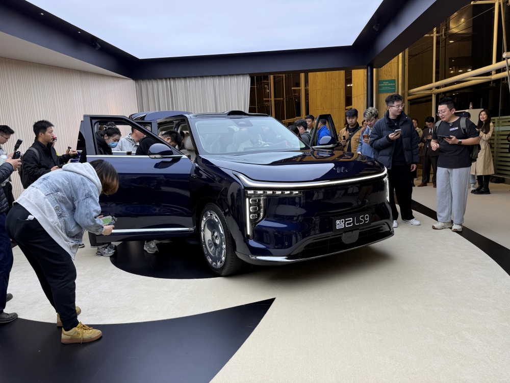 32.28万起售，智己LS9开卖，地暖水箱都上车了