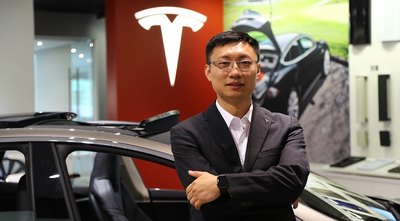 马斯克用天价薪酬留住这个中国人！增持2万股，价值5000万元