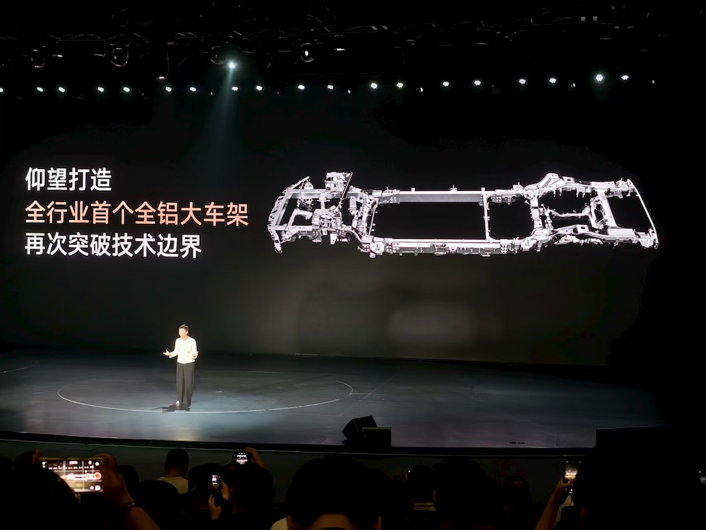 128万起！比亚迪车皇开卖，戴24K黄金车标，还能隔空开车窗