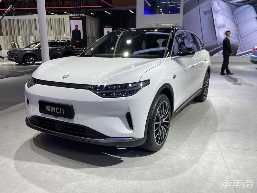 今年最后一场汽车盛会！奔驰最豪SUV开卖，大牌纯电车扎堆亮相