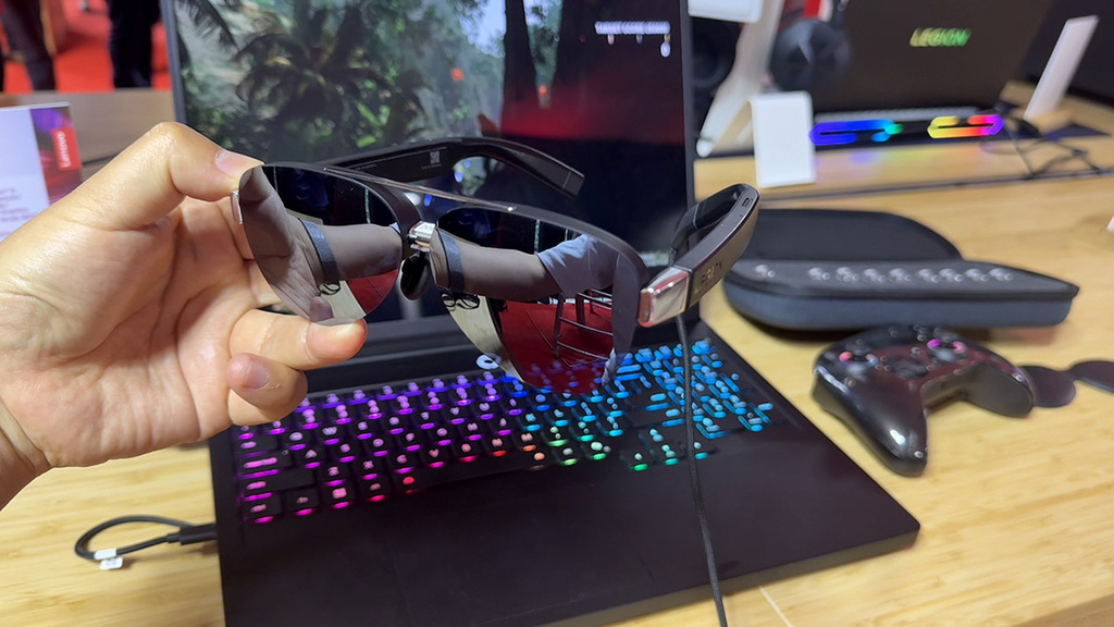 提前实现苹果创意？联想可摇头电脑底座等多款AI设备发布