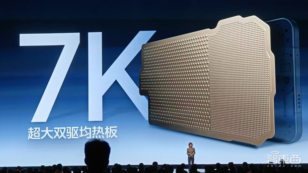 3999！自研Q2芯片，iQOO 13玩12小时《原神》满帧，vivo的旗舰AI全配齐了