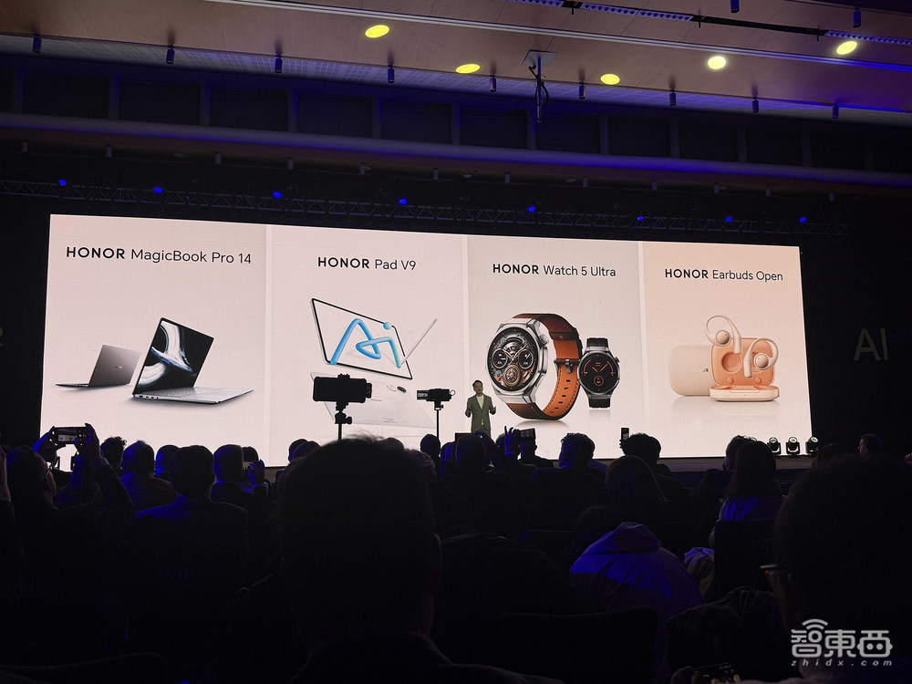 荣耀宣布转型!CEO李健履新首秀:为AI豪投700亿