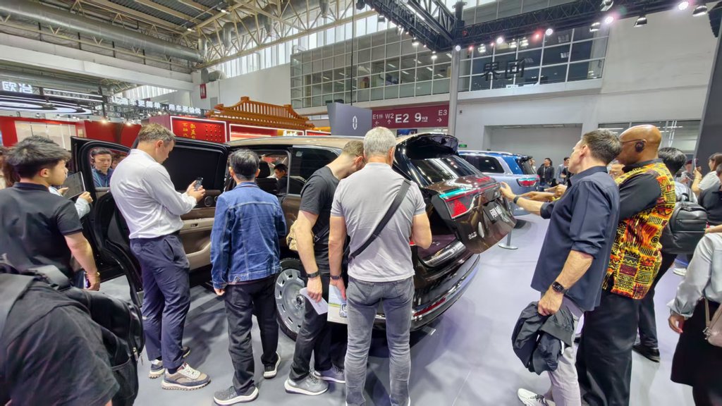史上最大北京车展开幕！车企狠卷大三排SUV，舱驾融合、Agent上车成新趋势