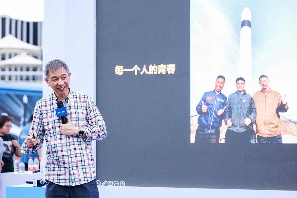 王坚外滩大会露天对话“年青人”:去做那些并非理所当然的AI