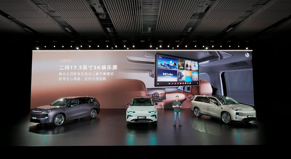 零跑发狠了！三款车17个版型一起上，打满12到17万市场