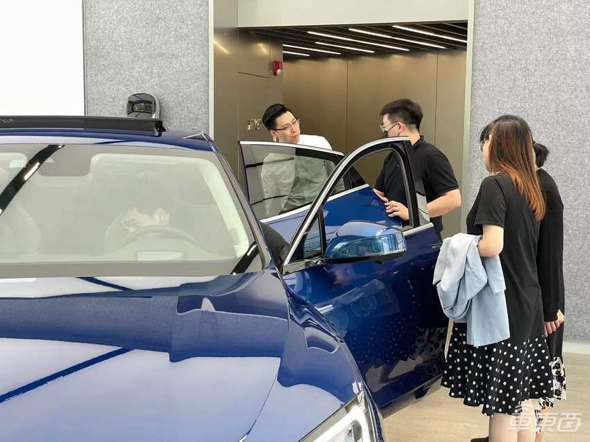 华为卖车有多火？一天超百人试驾，销售都不够用了