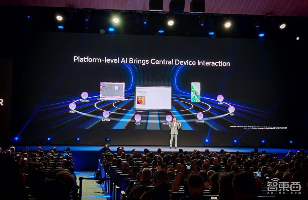 荣耀AI全家桶炸场MWC!CEO赵明宣战苹果,解密平台级AI杀手锏