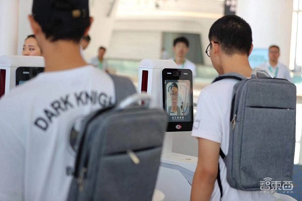 空姐用AR眼镜锁定你!亲测大兴机场八大黑科技,一张脸刷到底
