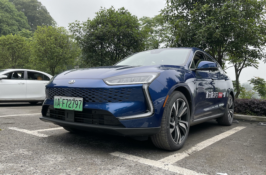 重庆试驾华为版增程电动车：动力不输百万级跑车，华为音响上档次
