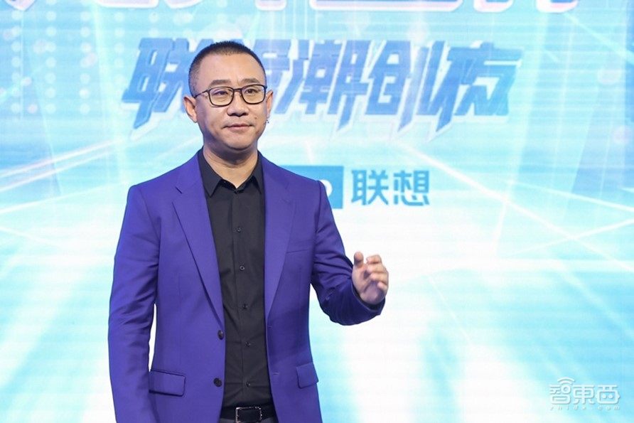 聯(lián)想CEO化身潮流達(dá)人？摩托羅拉秀隔空充電，內(nèi)置1600根天線