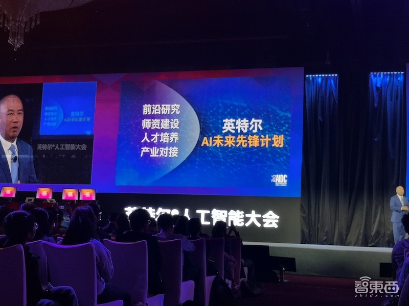 英特尔推新版Movidius AI计算棒,性能飙升8倍 | AIDC现场