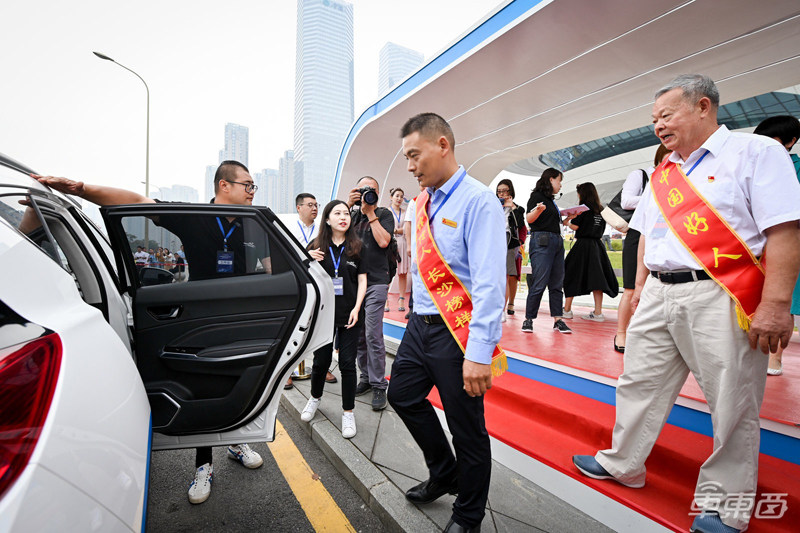 长沙实测百度RoboTaxi!45台车在街上跑,表现像个老司机