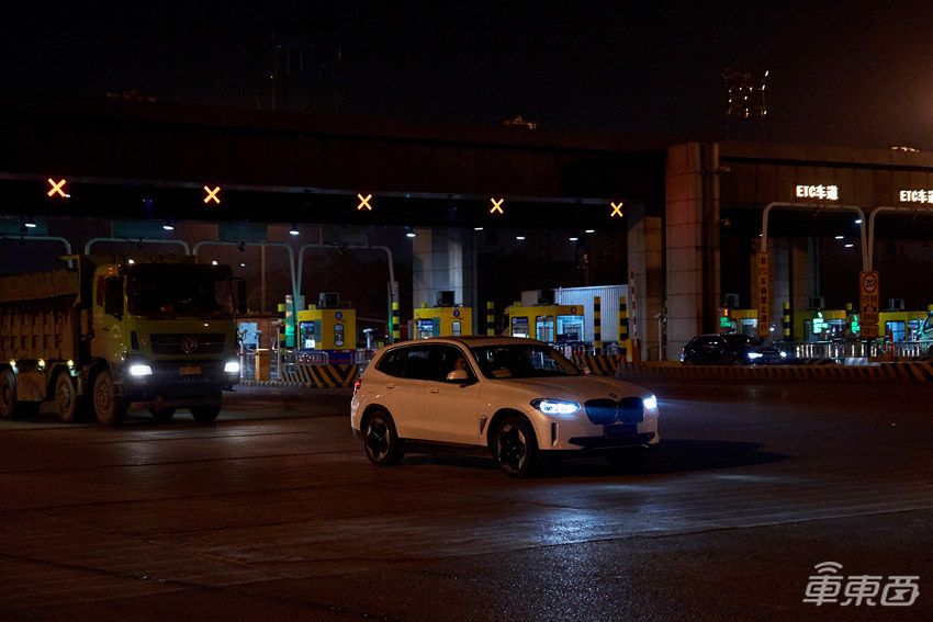 宝马首款纯电SUV、1300公里冬季自驾：这支公路电影专治焦虑