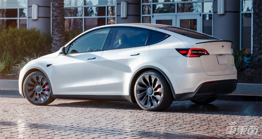 特斯拉新款Model Y来了!伪装车雨中狂奔,现款降价甩库存