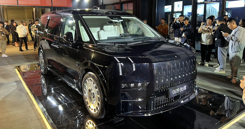 78.9万元！极氪最贵车型来了，续航702公里，能抢走丰田埃尔法客户吗？