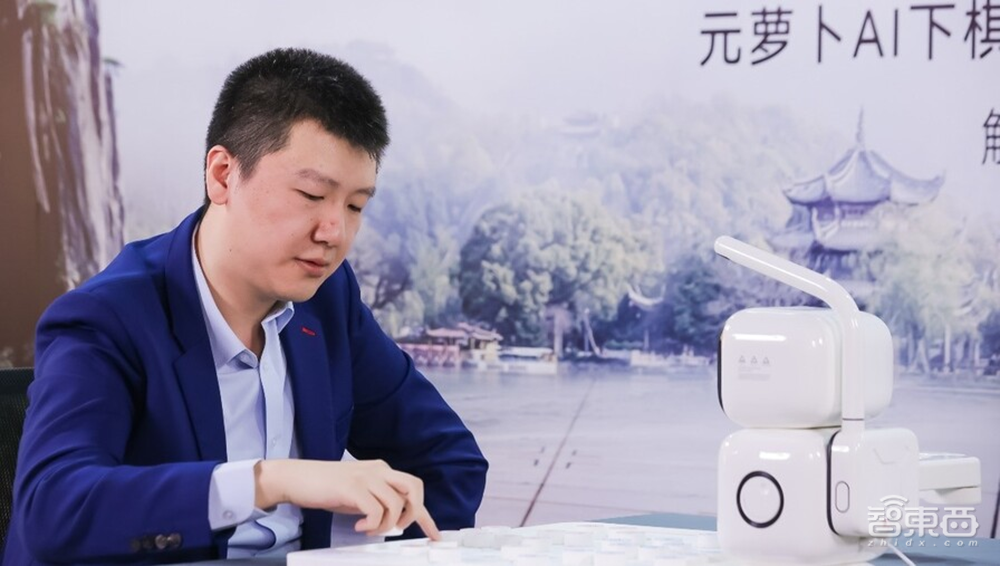 单臂执棋的AI机器人来了,“元萝卜”和之前的Alpha Go有什么不同?