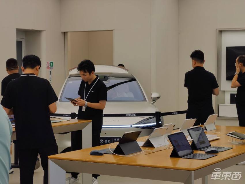 谁在看享界S9?实探北京两家门店,中年老板居多,家庭客户热情不高